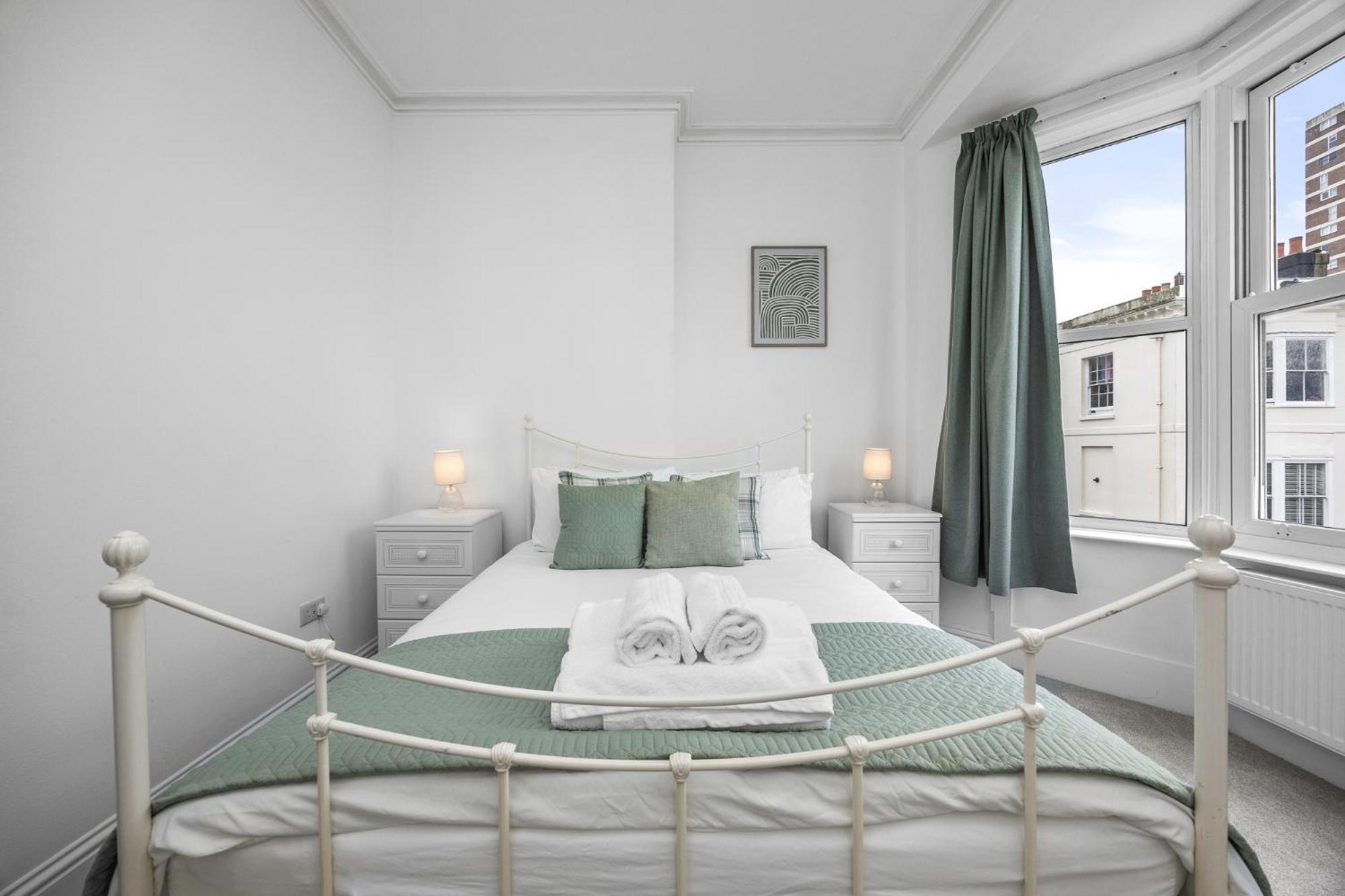 2 Bedroom Flat - With King Sized Beds, Netflix And Sky - Perfect For Contractors, Vacation Guests Or Those Relocating Брайтонн Экстерьер фото
