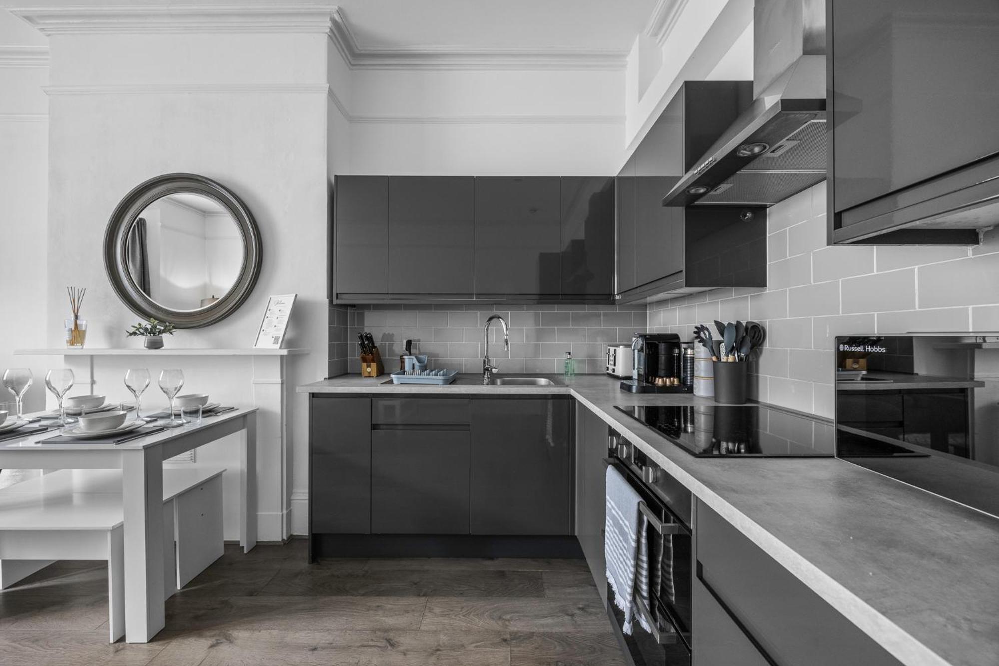 2 Bedroom Flat - With King Sized Beds, Netflix And Sky - Perfect For Contractors, Vacation Guests Or Those Relocating Брайтонн Экстерьер фото