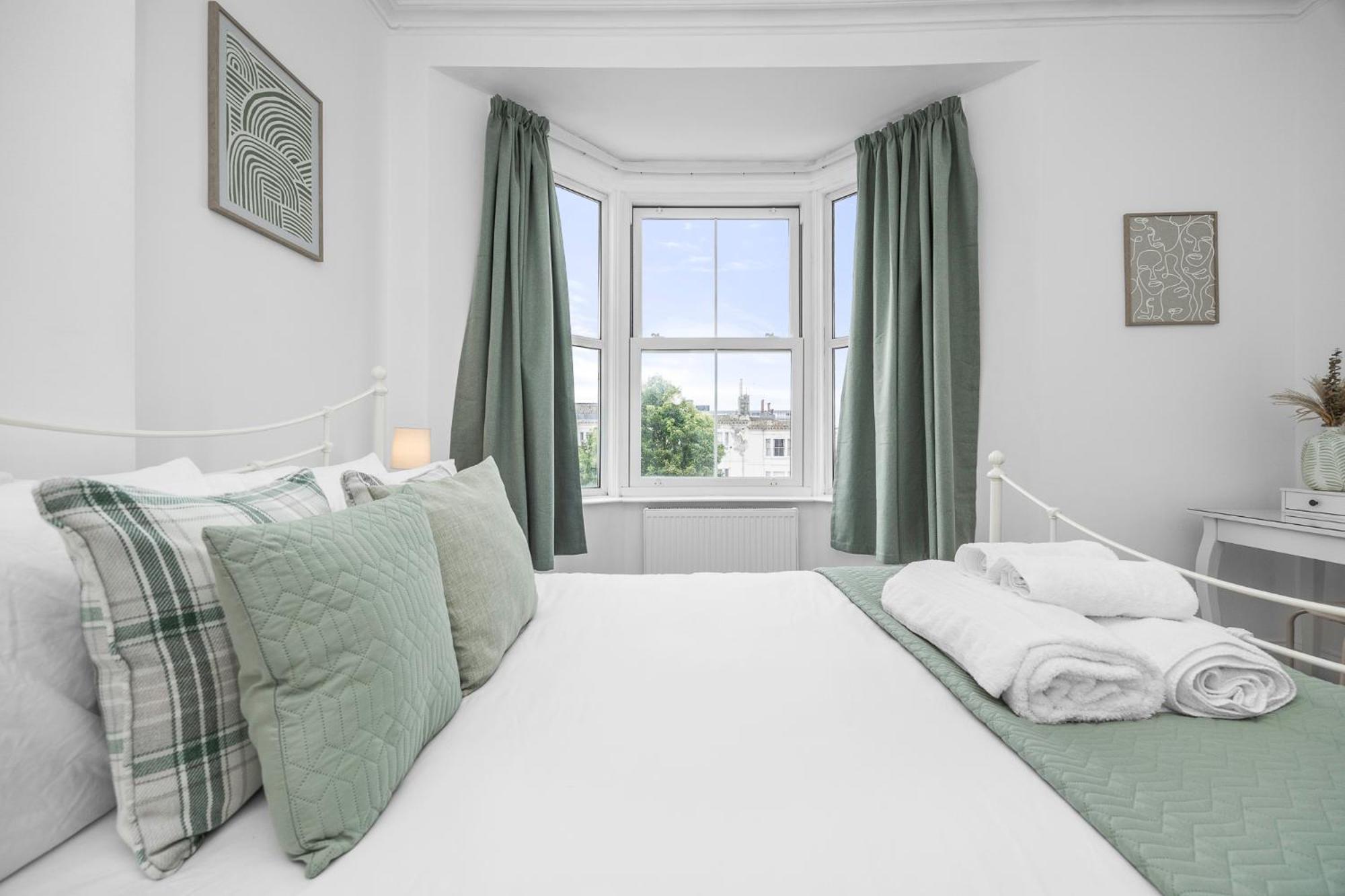 2 Bedroom Flat - With King Sized Beds, Netflix And Sky - Perfect For Contractors, Vacation Guests Or Those Relocating Брайтонн Экстерьер фото