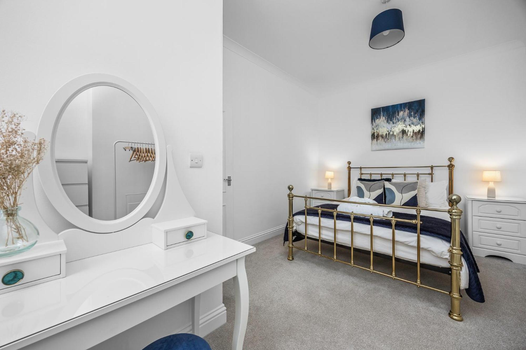 2 Bedroom Flat - With King Sized Beds, Netflix And Sky - Perfect For Contractors, Vacation Guests Or Those Relocating Брайтонн Экстерьер фото