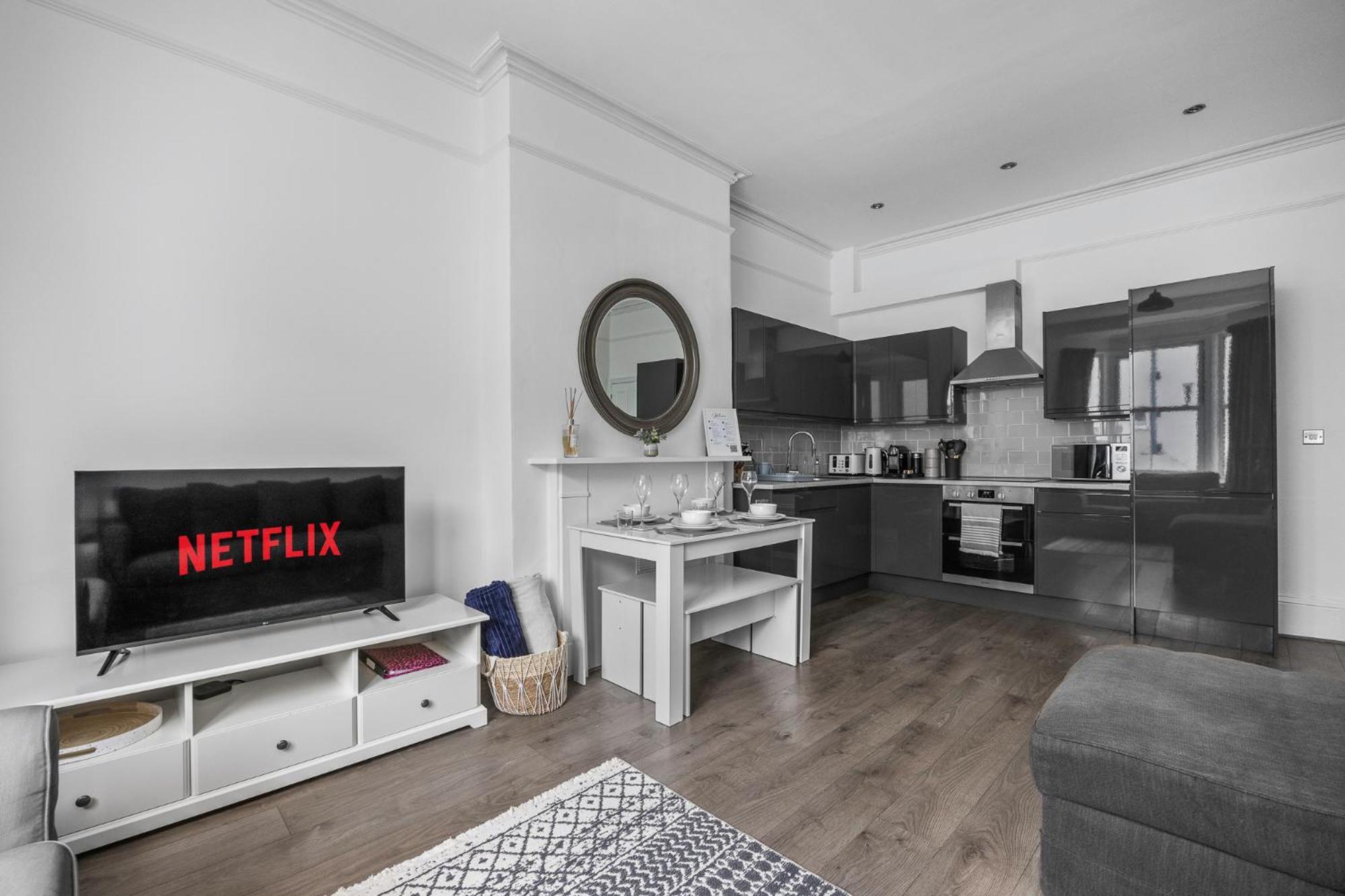 2 Bedroom Flat - With King Sized Beds, Netflix And Sky - Perfect For Contractors, Vacation Guests Or Those Relocating Брайтонн Экстерьер фото