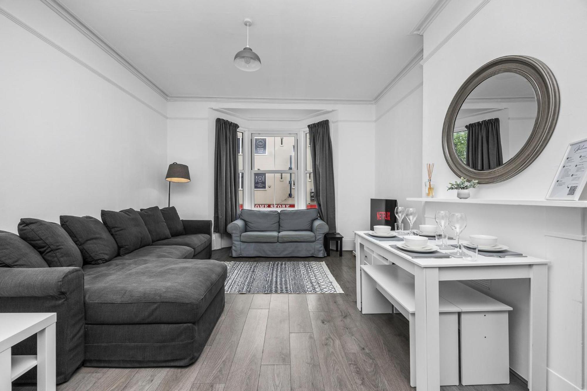 2 Bedroom Flat - With King Sized Beds, Netflix And Sky - Perfect For Contractors, Vacation Guests Or Those Relocating Брайтонн Экстерьер фото