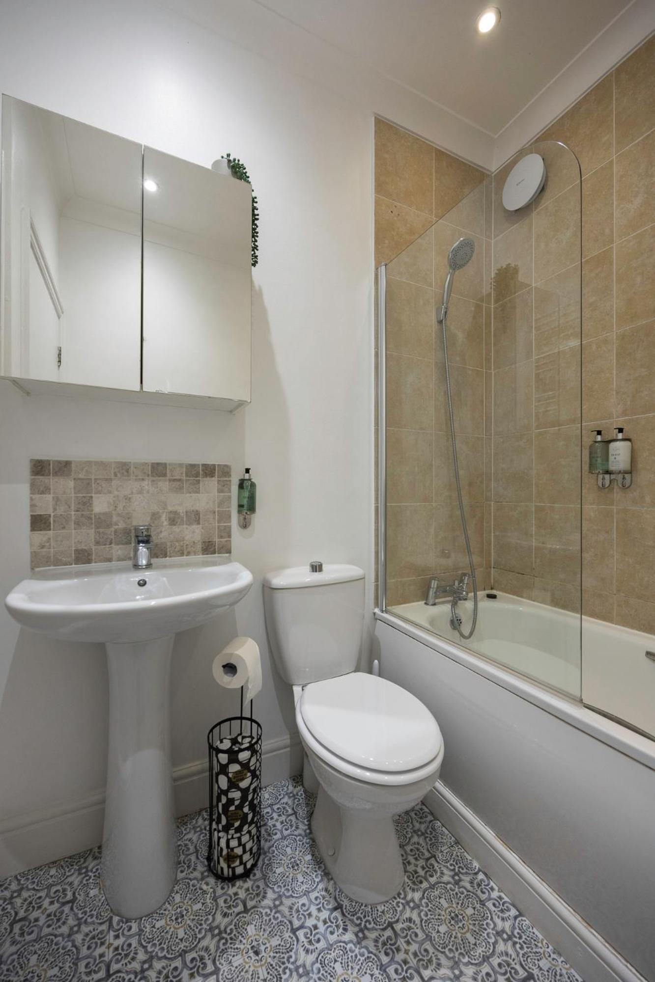 2 Bedroom Flat - With King Sized Beds, Netflix And Sky - Perfect For Contractors, Vacation Guests Or Those Relocating Брайтонн Экстерьер фото