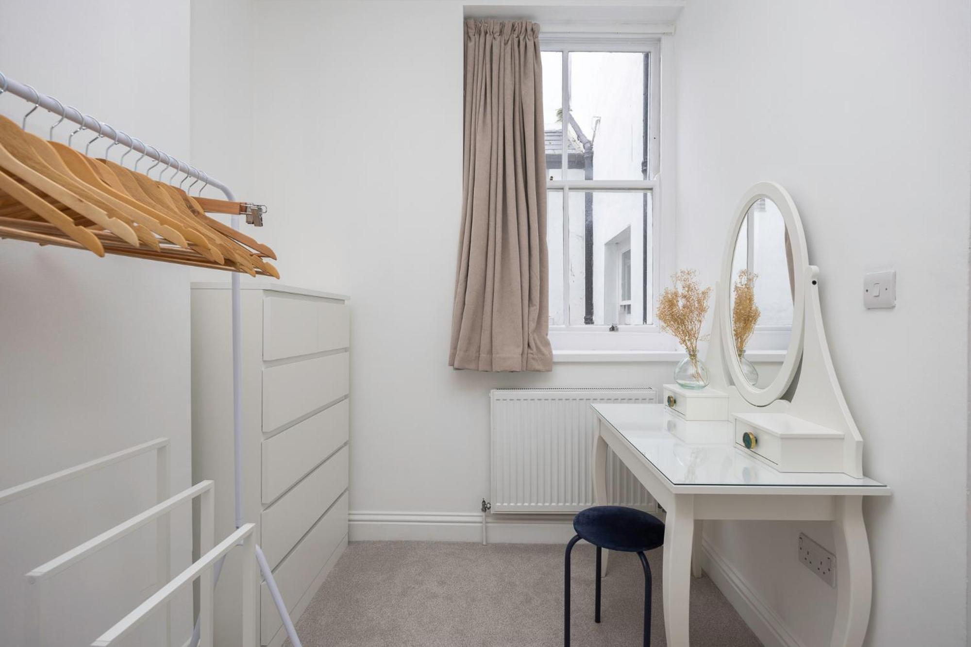 2 Bedroom Flat - With King Sized Beds, Netflix And Sky - Perfect For Contractors, Vacation Guests Or Those Relocating Брайтонн Экстерьер фото